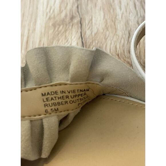 MICHAEL Michael Kors Size 6.5 Bella Ruffle Sandals Leather White Low Block Heel - Picture 5 of 5